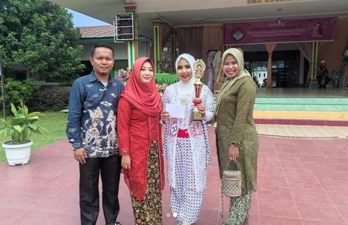 Ibu Devyana Suri, S.E. Raih Juara di Ajang Fashion Show Dharma Wanita se-Cabdis Pendidikan Wil. V